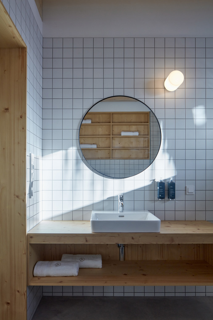 Milada je novostavba chalupy na louce v horském prostředí kolem obce Malá Úpa v Krkonoších s výhledem na Sněžku. Minimalistický design, útulné interiéry a fasáda z černě natřených prken – tahle chalupa má vše, co potřebujete k dokonalé relaxaci. Navíc její umístění na stráni s výhledem do krajiny vás okamžitě přesvědčí, že jste našli jedinečné místo.
Milada je novostavba chalupy na louce v horském prostředí kolem obce Malá Úpa v Krkonoších s výhledem na Sněžku. Minimalistický design, útulné interiéry a fasáda z černě natřených prken – tahle chalupa má vše, co potřebujete k dokonalé relaxaci. Navíc její umístění na stráni s výhledem do krajiny vás okamžitě přesvědčí, že jste našli jedinečné místo.