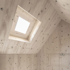 Vysoko v švýcarských Alpách stojí chata, která na první pohled připomíná masivní kámen. Ukrytá v betonovém obalu se inspirovala tradičními bunkry i fascinující vojenskou architekturou. Nabízí zážitek, který kombinuje přírodní krásu s nádechem adrenalinu – stačí ji objevit.
