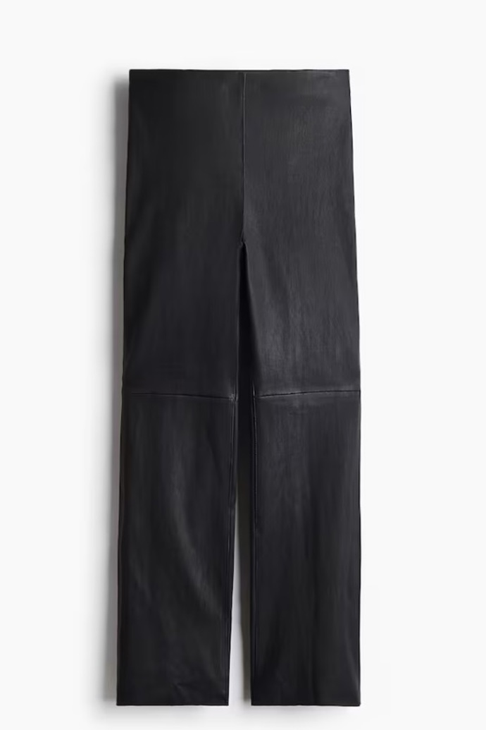 Rovné kožené kalhoty, H&M, 5 999 Kč
