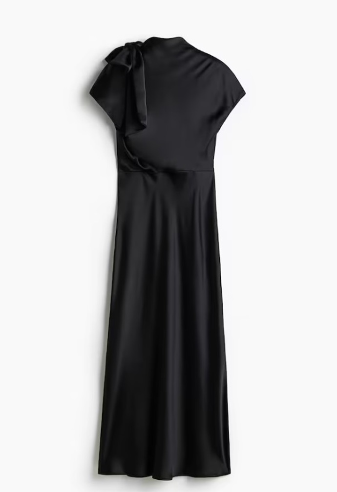 Saténové šaty s vázačkou u krku, H&M, 1 199 Kč
