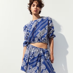 Halenka se zvýrazněnými rameny, H&M, 599 Kč
