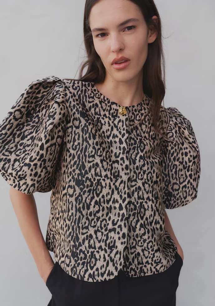 Halenka s balonovým rukávem, H&M, 1 199 Kč
