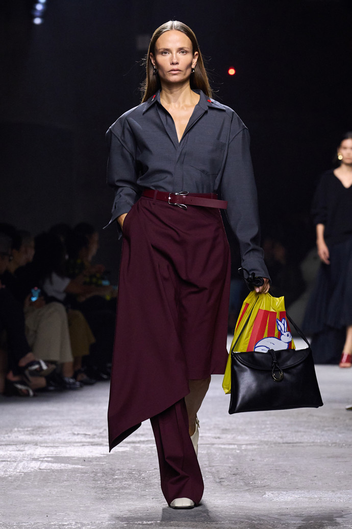 Hnědá a vínová: Bottega Veneta jaro/léto 2025
