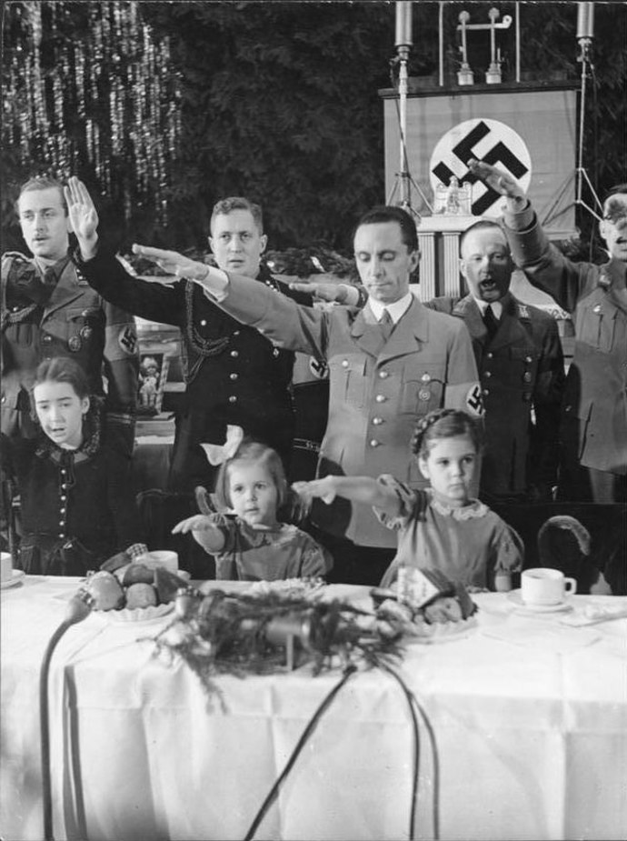 Joseph Goebbels s dětmi
Joseph Goebbels s dětmi