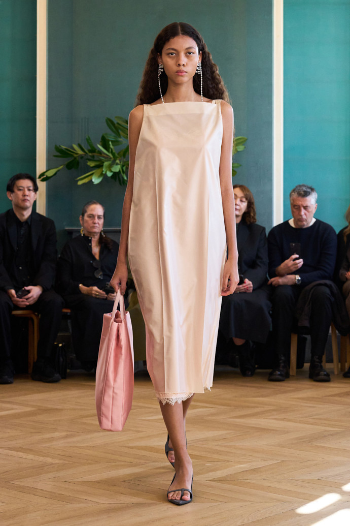 Bílý minimalismus: Carven jaro/léto 2025
Bílý minimalismus: Carven jaro/léto 2025