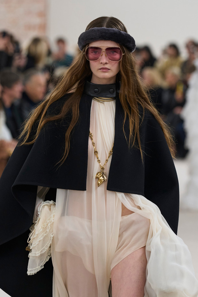 Bella Hadid čelenka, street style.
Bella Hadid čelenka, street style.
