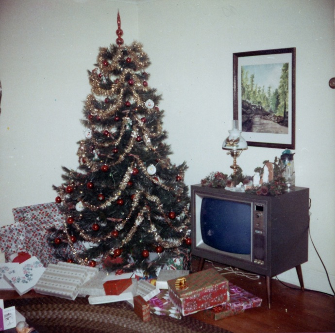 Americké vánoce na konci 60. let vypadají jako Vánoce u nás před rokem 1989. Byli jsme několik dekád pozadu, protože tento "set-up" osloví každého z nás.
