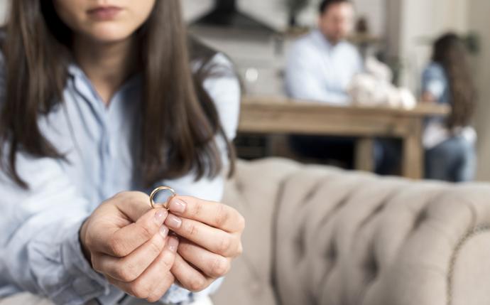 Paní Leona chce rodinu udržet kvůli synovi, nechce za žádnou cenu rozvod. Mají společně s manželem určitou zodpovědnost, kterou nejde jen tak vymazat.
