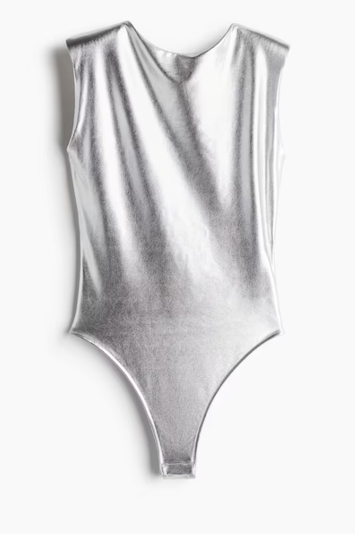 Metalicky třpytivé body s ramenními vycpávkami, H&M, 359 Kč
