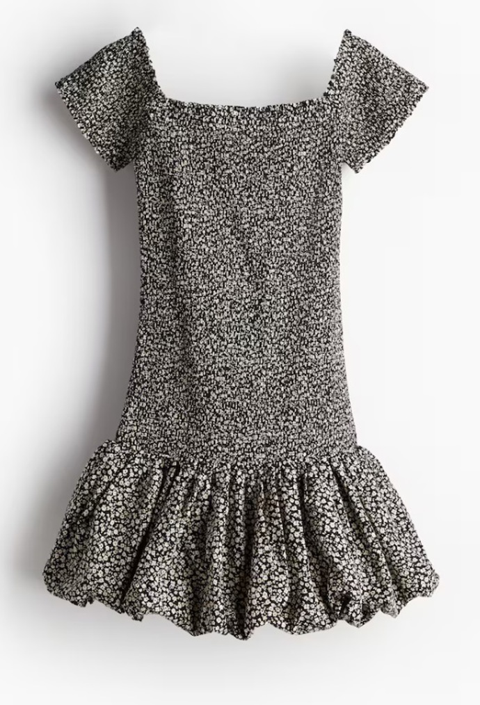 Šaty s žabkováním odhalující ramena, H&M, 719 Kč
