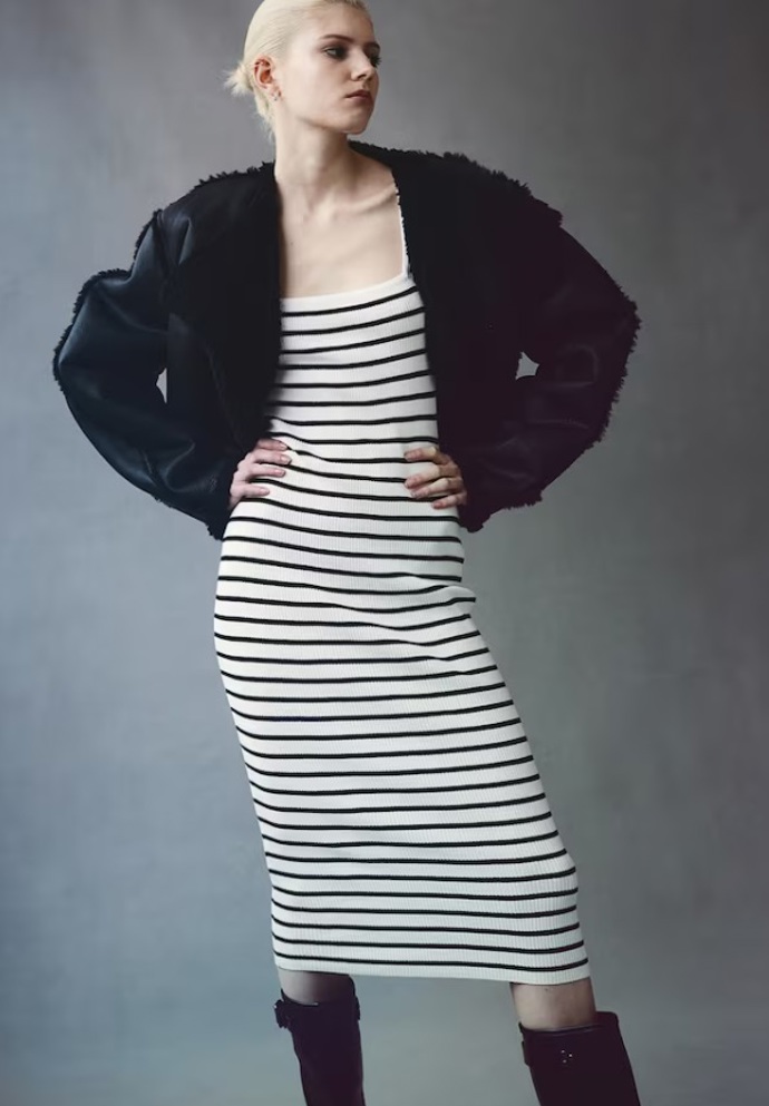 Midi šaty z žebrovaného úpletu, H&M, 599 Kč
