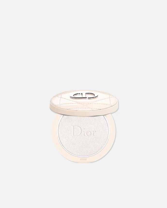 Rozjasňovač, Dior, 1479 Kč
Rozjasňovač, Dior, 1479 Kč