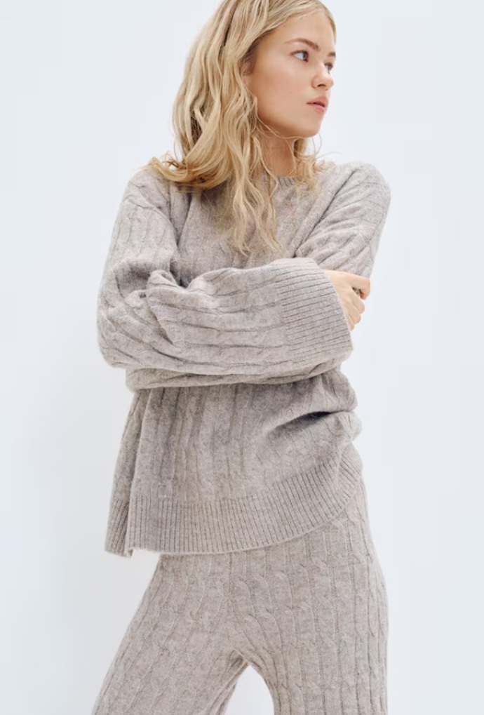 Pletený svetr s copánkovým vzorem, H&M, 839 Kč
Pletený svetr s copánkovým vzorem, H&M, 839 Kč