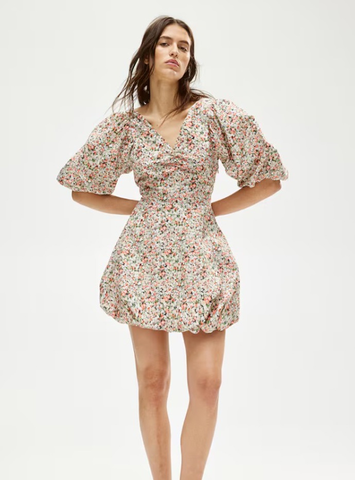 Načechrané šaty se zadní vázačkou, H&M, 959 Kč
