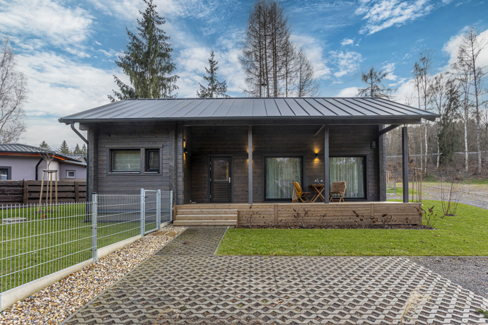 Tato jedinečná dřevostavba kombinuje prvky tradiční severské architektury s moderním designem. 
