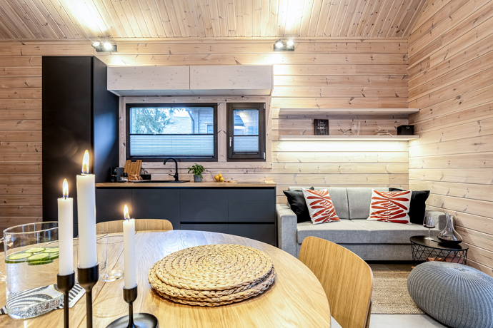 Tato jedinečná dřevostavba kombinuje prvky tradiční severské architektury s moderním designem. 
