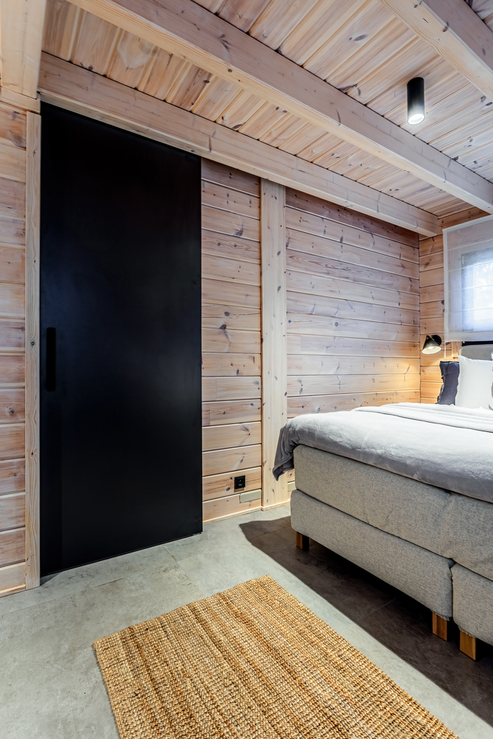 Tato jedinečná dřevostavba kombinuje prvky tradiční severské architektury s moderním designem. 
