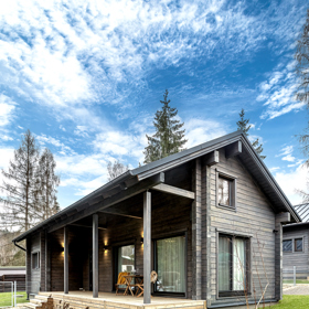 Tato jedinečná dřevostavba kombinuje prvky tradiční severské architektury s moderním designem.
Tato jedinečná dřevostavba kombinuje prvky tradiční severské architektury s moderním designem.
