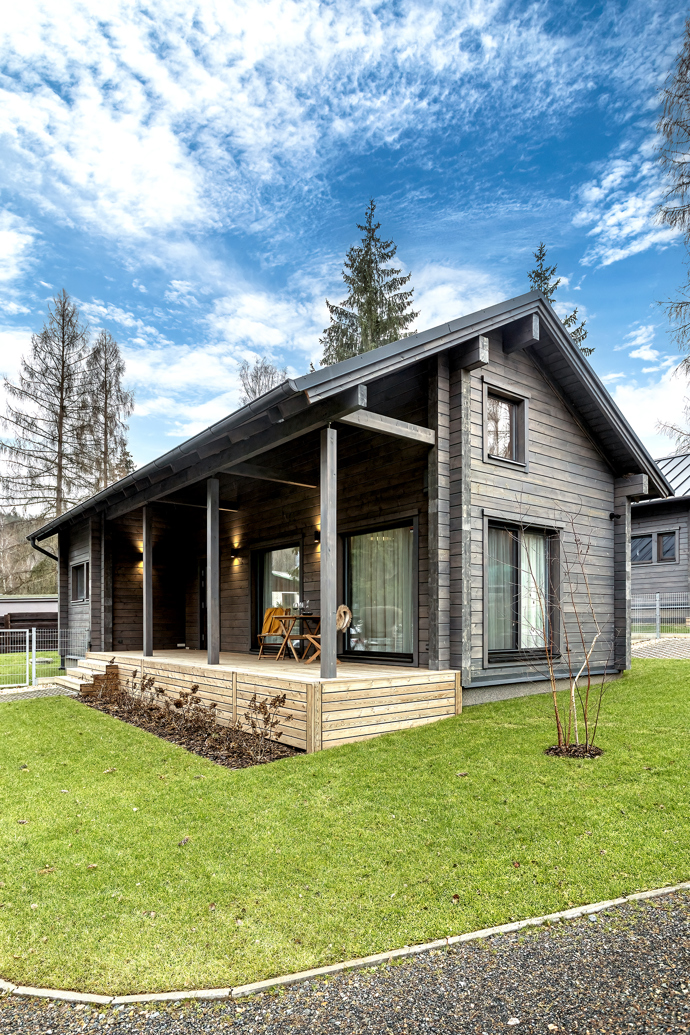 Tato jedinečná dřevostavba kombinuje prvky tradiční severské architektury s moderním designem. 
