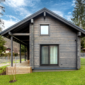 Tato jedinečná dřevostavba kombinuje prvky tradiční severské architektury s moderním designem.
Tato jedinečná dřevostavba kombinuje prvky tradiční severské architektury s moderním designem.
