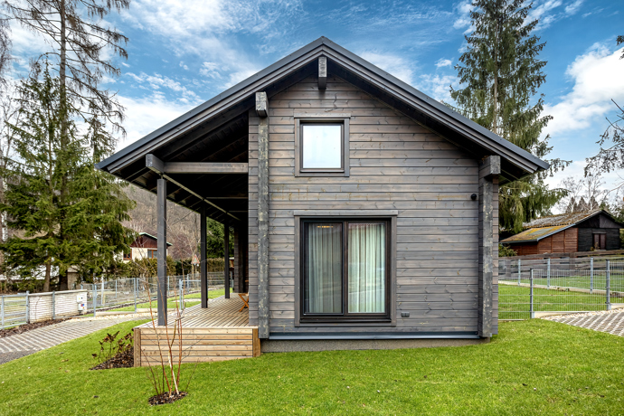 Tato jedinečná dřevostavba kombinuje prvky tradiční severské architektury s moderním designem. 
