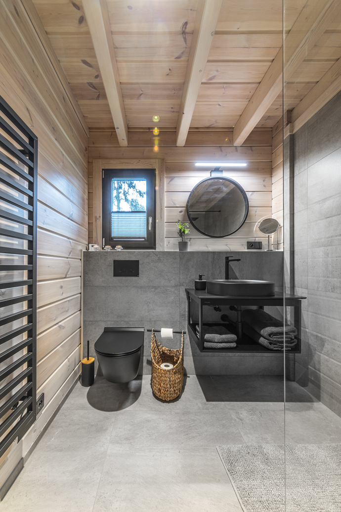 Tato jedinečná dřevostavba kombinuje prvky tradiční severské architektury s moderním designem. 
