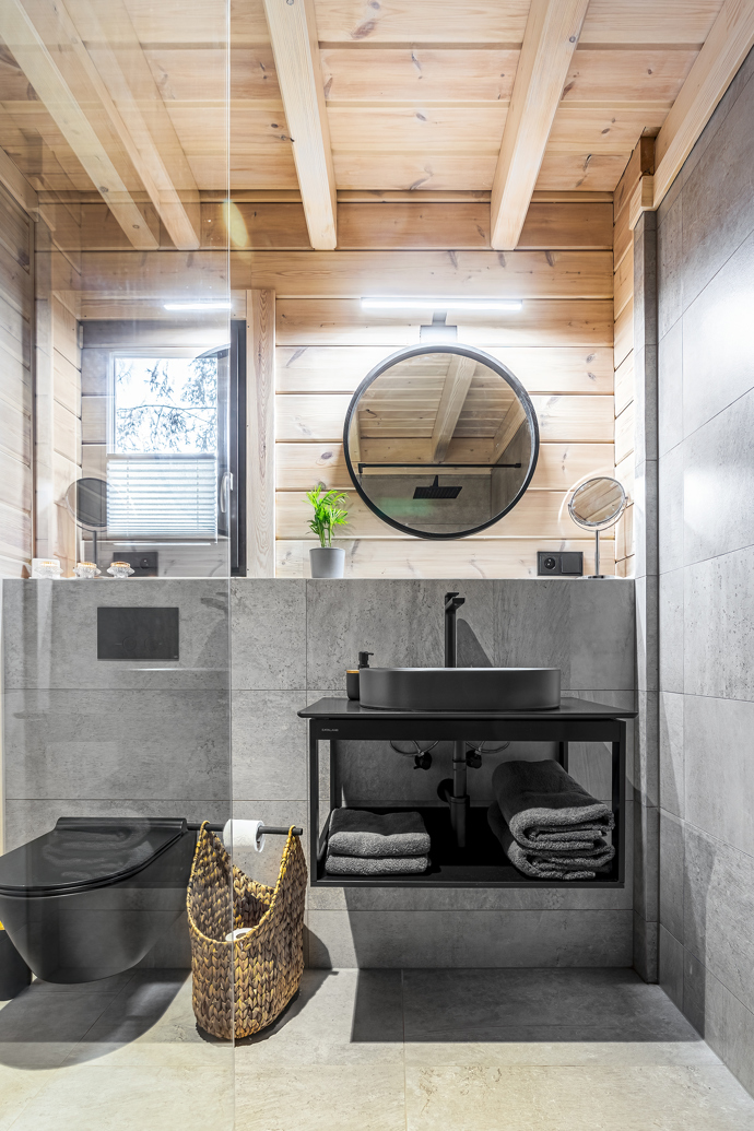 Tato jedinečná dřevostavba kombinuje prvky tradiční severské architektury s moderním designem. 
