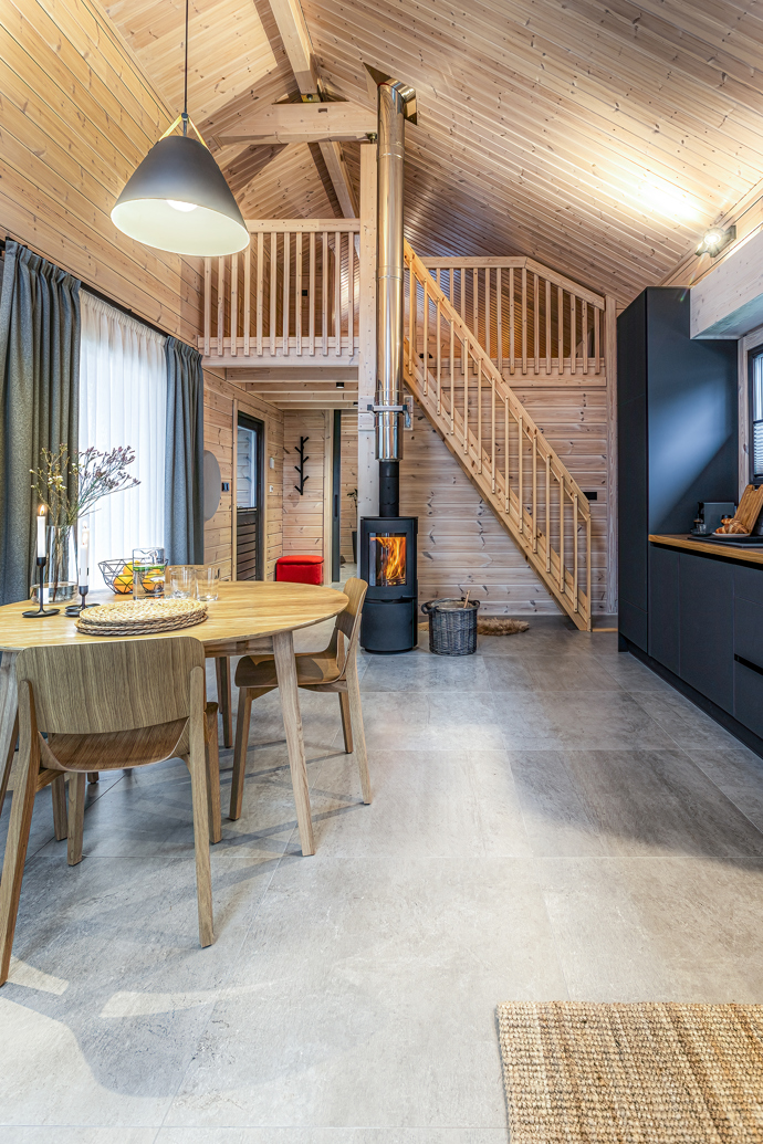 Tato jedinečná dřevostavba kombinuje prvky tradiční severské architektury s moderním designem. 
