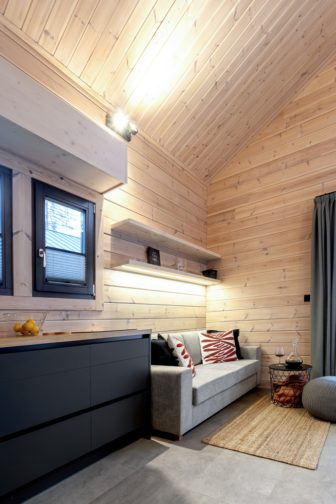 Tato jedinečná dřevostavba kombinuje prvky tradiční severské architektury s moderním designem. 
