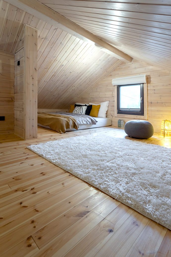 Tato jedinečná dřevostavba kombinuje prvky tradiční severské architektury s moderním designem. 
