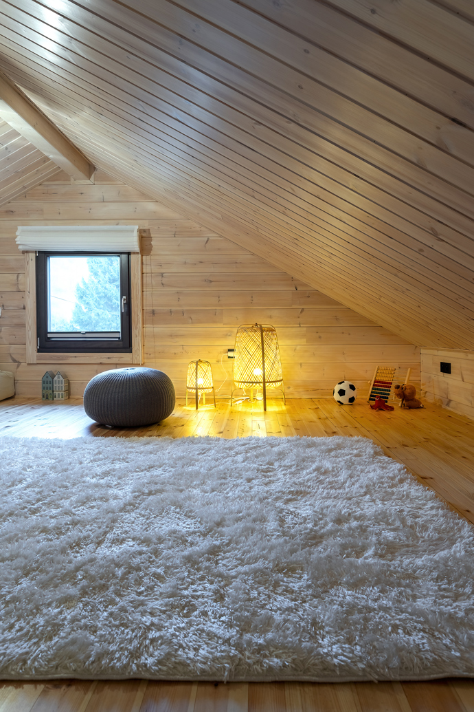 Tato jedinečná dřevostavba kombinuje prvky tradiční severské architektury s moderním designem. 
