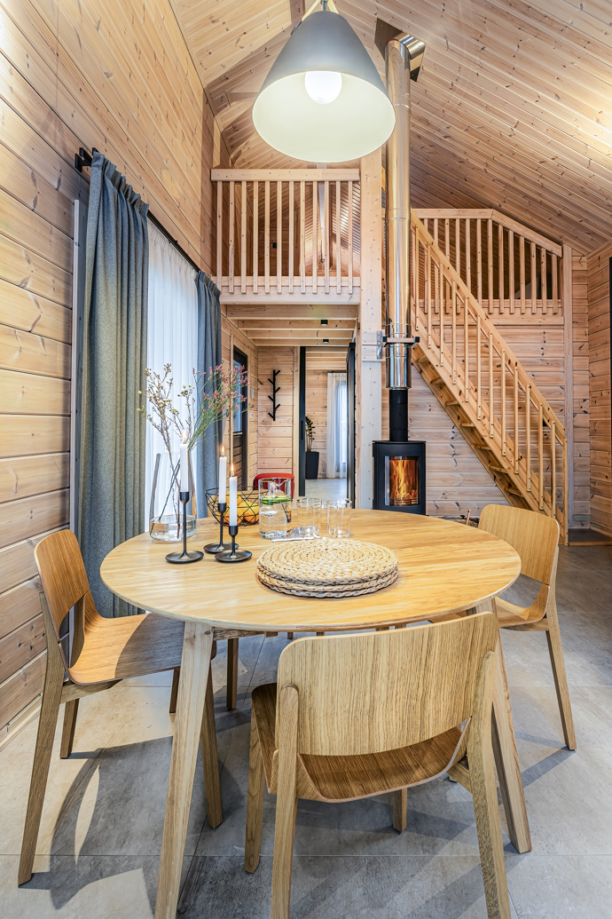 Tato jedinečná dřevostavba kombinuje prvky tradiční severské architektury s moderním designem. 
