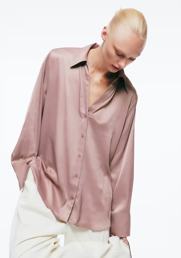 Halenka s výstřihem do véčka, H&M, 429 Kč
