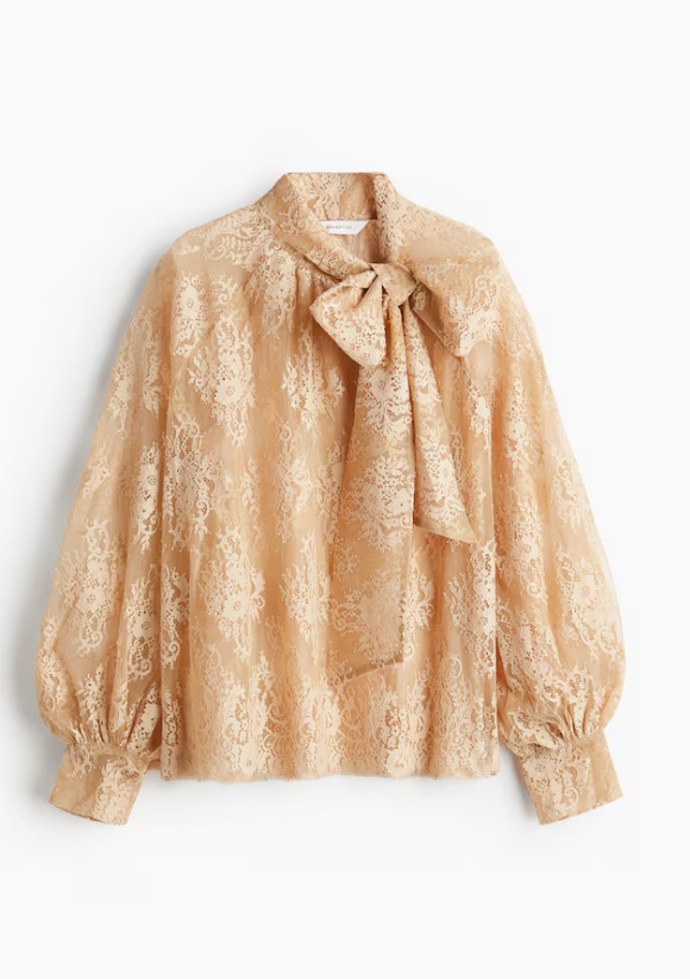 Krajková halenka s vázačkami u krku, H&M, 1 459 Kč
