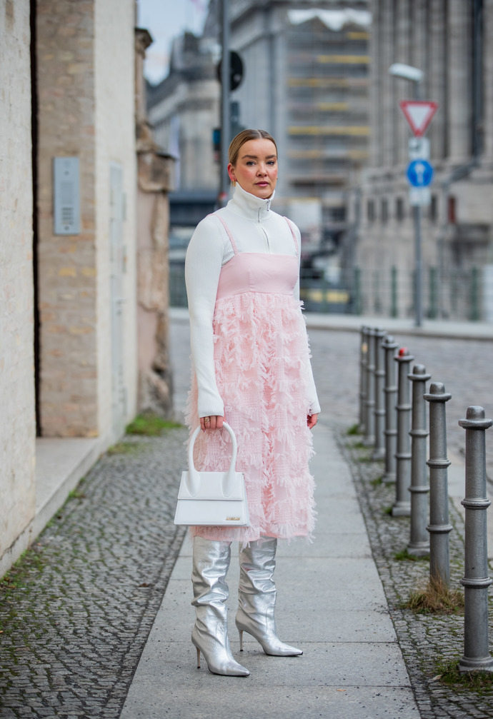 Nebojte se vrstvení se šaty – vykouzlíte tak zábavný party look.
