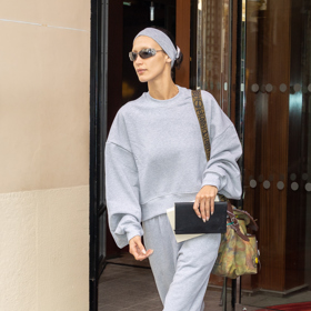 Bella Hadid čelenka, street style.
