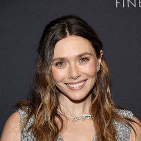 Vlasům herečky Elizabeth Olsen dodává kouřová bronz lehkost a mladistvý vzhled
