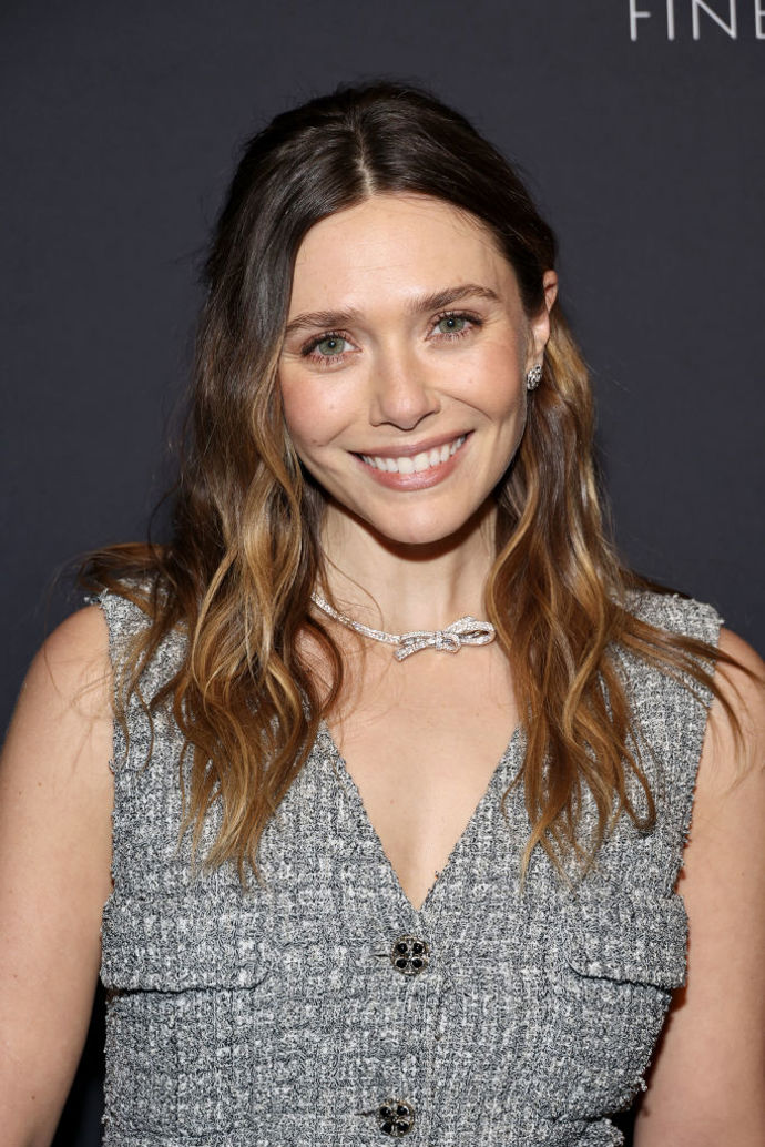 Vlasům herečky Elizabeth Olsen dodává kouřová bronz lehkost a mladistvý vzhled
