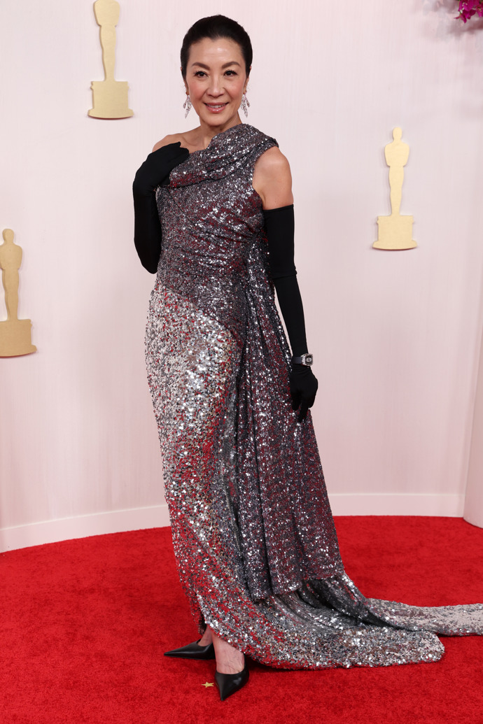 Michelle Yeoh v modelu Balenciaga
