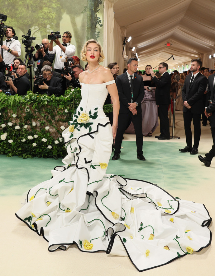 Gigi Hadid na Met Gala v róbě Thom Browne
