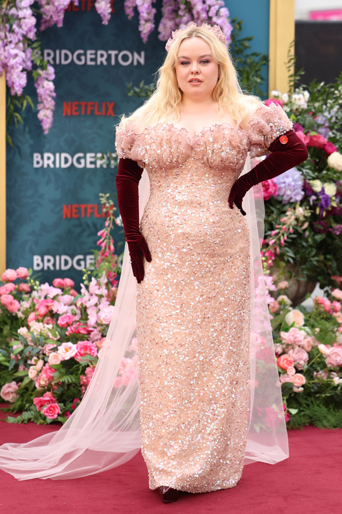 Nicola Coughlan na premiéře seriálu Bridgerton v modelu Rodarte
