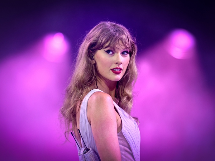 Líčení Taylor Swift je založeno na dvou výrazných prvcích – očních linkách a červené rtěnce.
Líčení Taylor Swift je založeno na dvou výrazných prvcích – očních linkách a červené rtěnce.