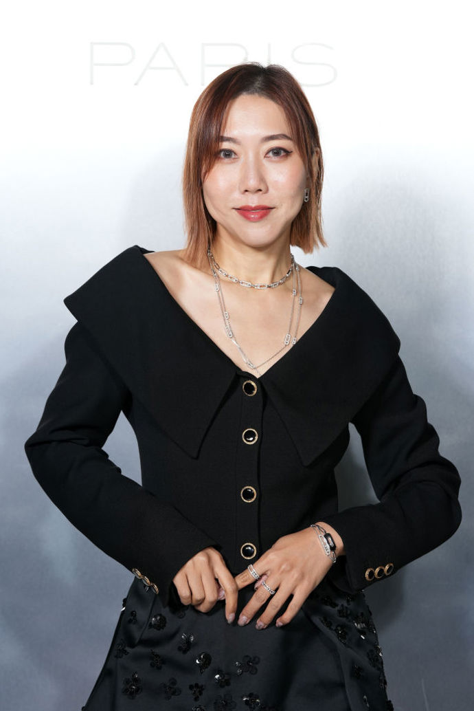Faye Tsui, módní influencerka z Hong Kongu, ukazuje, jak módní trend nosit i na kratším bobu
