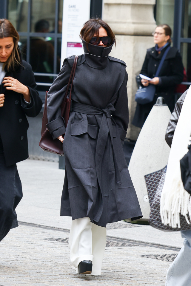 Victoria Beckham v kabátě z kolekce podzim/zima 2024
Victoria Beckham v kabátě z kolekce podzim/zima 2024