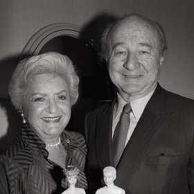 Ruth & Elliot Handlerovi držící první Barbie a Kena
