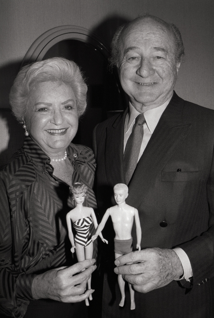 Ruth & Elliot Handlerovi držící první Barbie a Kena
