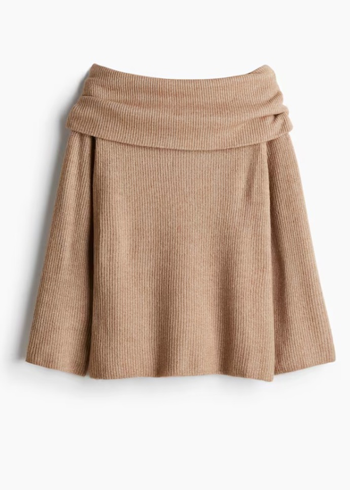 Svetr z žebrovaného úpletu s odhalenými rameny, H&M, 359 Kč
