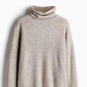 Oversized svetr s rolákem, H&M, 549 Kč
