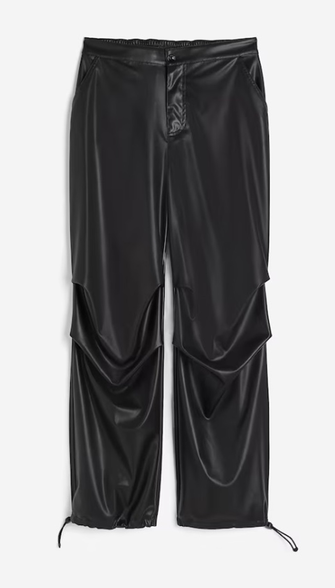 Volné kalhoty s povrchovou úpravou, H&M, 349 Kč
