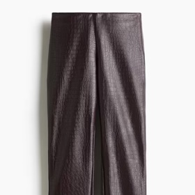 Rovné kalhoty s povrchovou úpravou, H&M, 599 Kč
